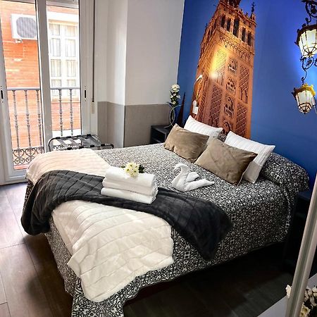 Hostal Paco'S Sevilla Exteriér fotografie A bedroom at the hotel