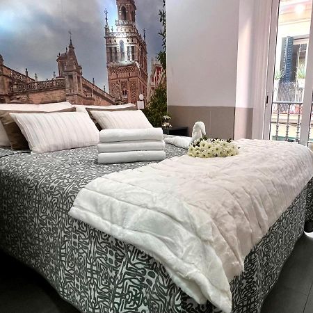 Hostal Paco'S Sevilla Exteriér fotografie A bed with a duvet