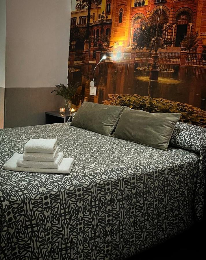 Hostal Paco'S Sevilla Exteriér fotografie A bed with a duvet