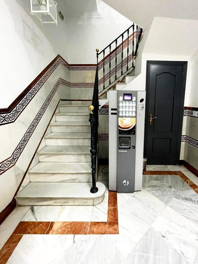 Hostal Paco'S Sevilla Exteriér fotografie A coffee vending machine