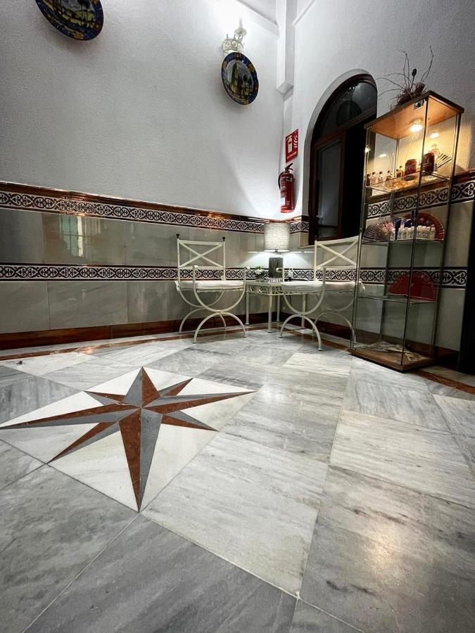 Hostal Paco'S Sevilla Exteriér fotografie Marble floor