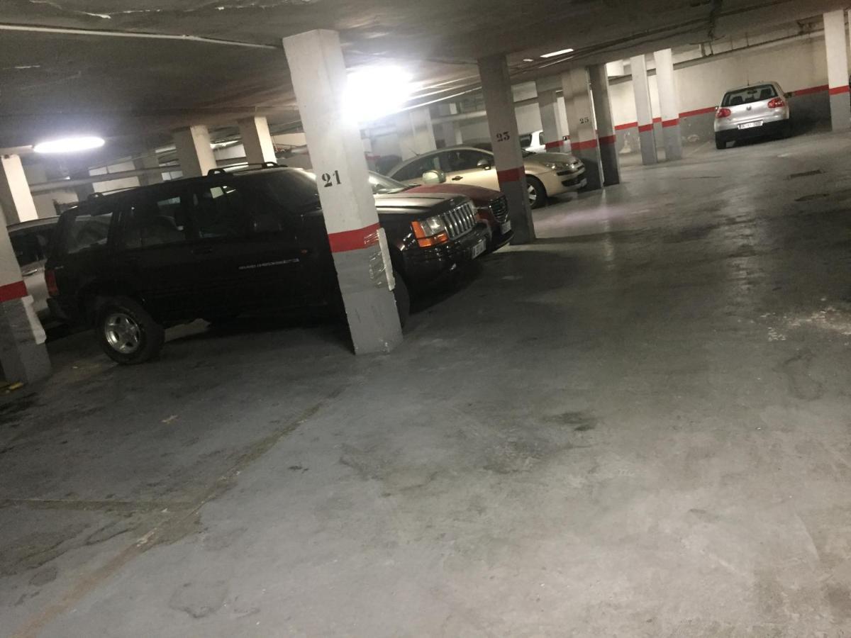 Hostal Paco'S Sevilla Exteriér fotografie The parking garage at the station
