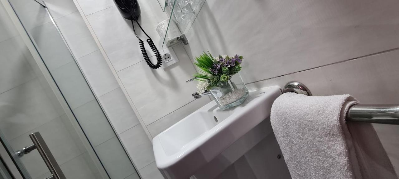 Hostal Paco'S Sevilla Exteriér fotografie A wall mounted sink