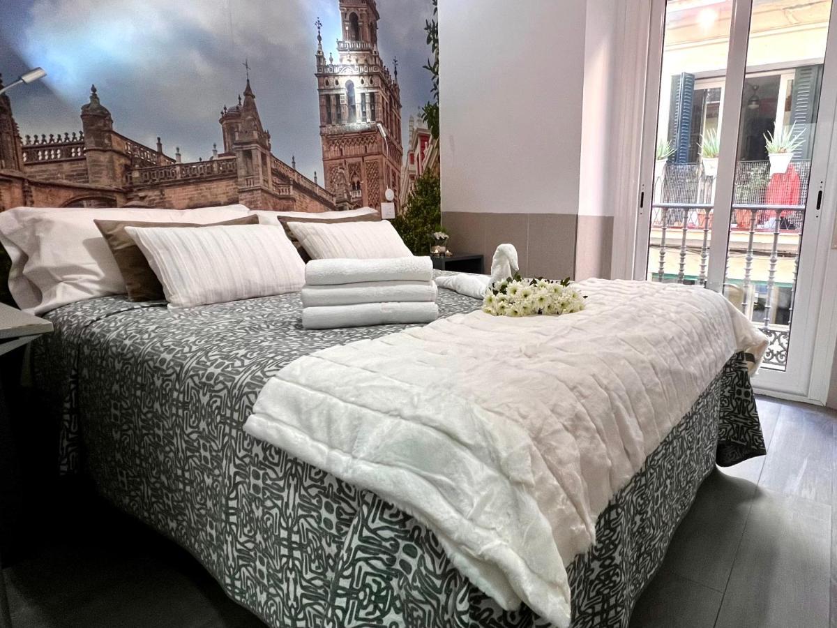 Hostal Paco'S Sevilla Exteriér fotografie A bed with a duvet