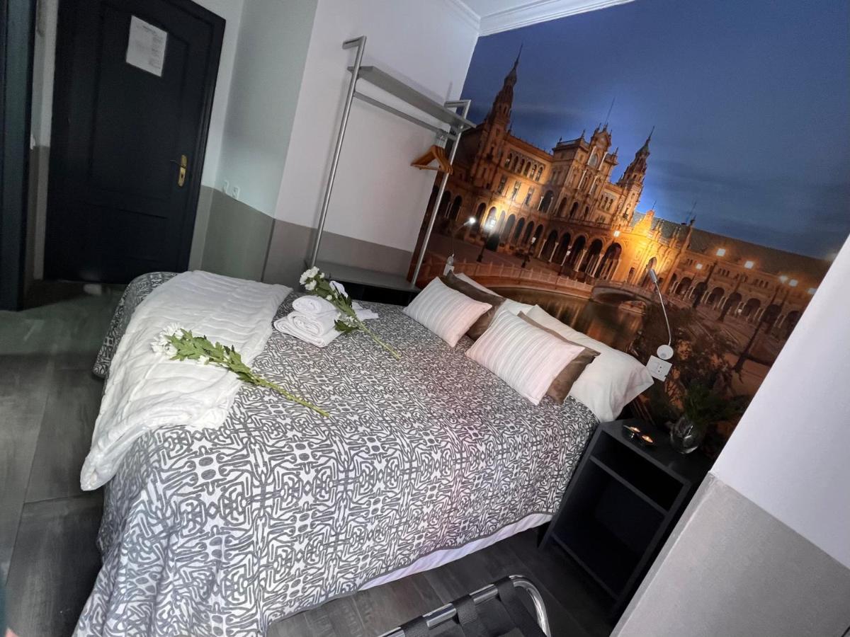 Hostal Paco'S Sevilla Exteriér fotografie A room at the hotel