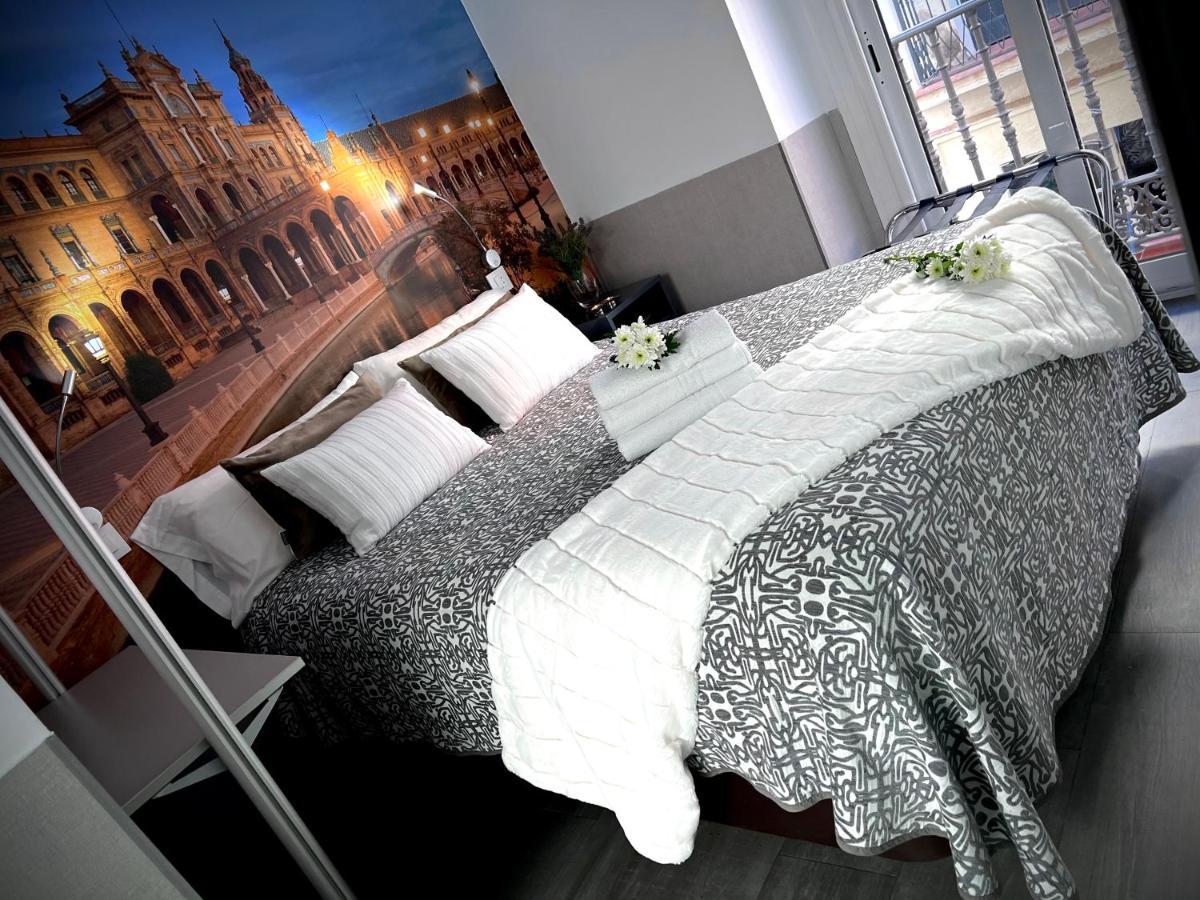 Hostal Paco'S Sevilla Exteriér fotografie A bed with a mattress