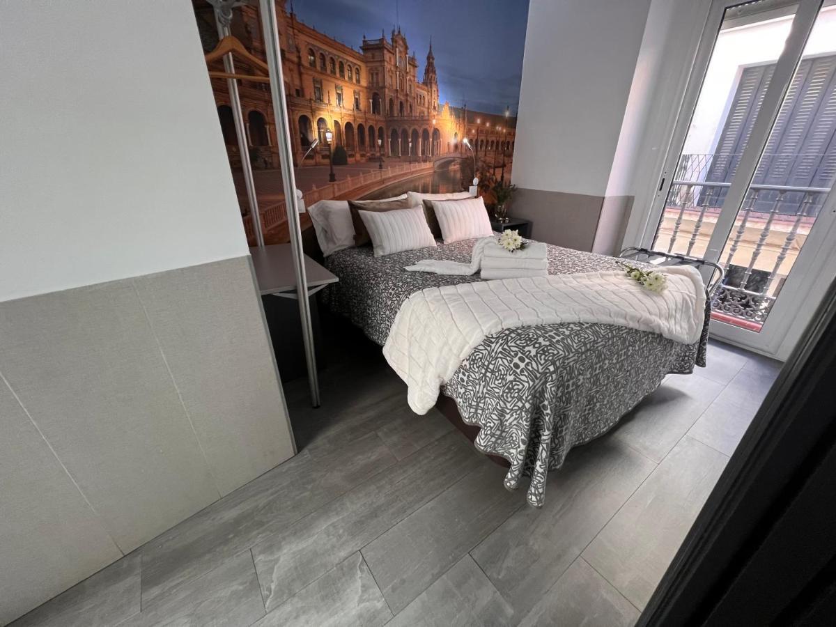 Hostal Paco'S Sevilla Exteriér fotografie A bedroom with a wall mural