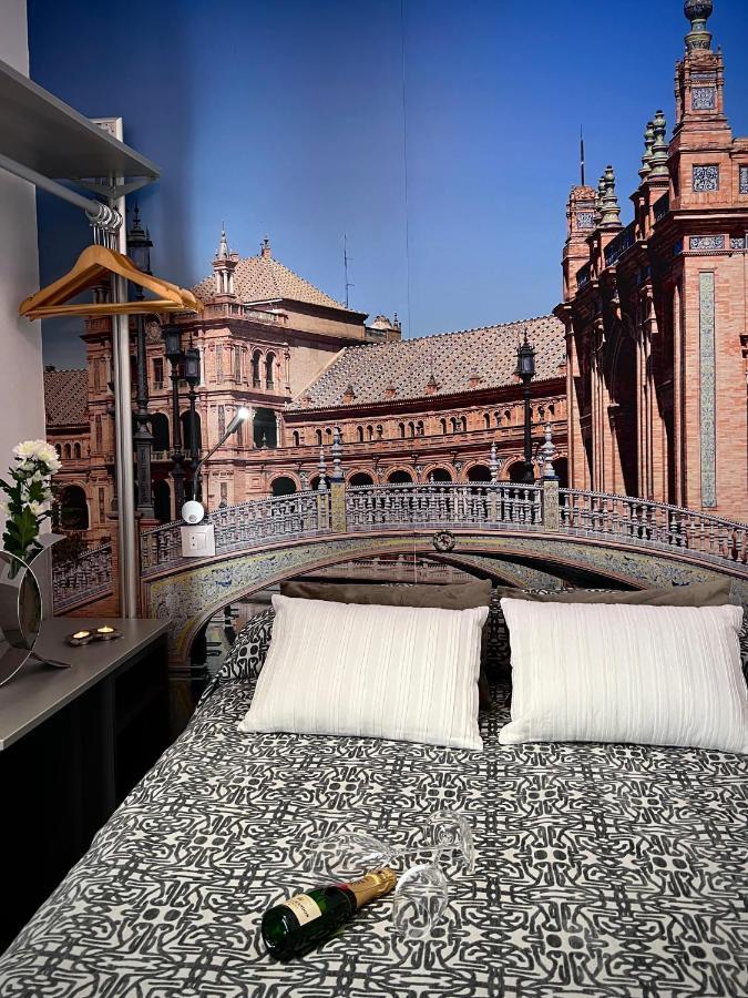 Hostal Paco'S Sevilla Exteriér fotografie A room with a view of the cathedral