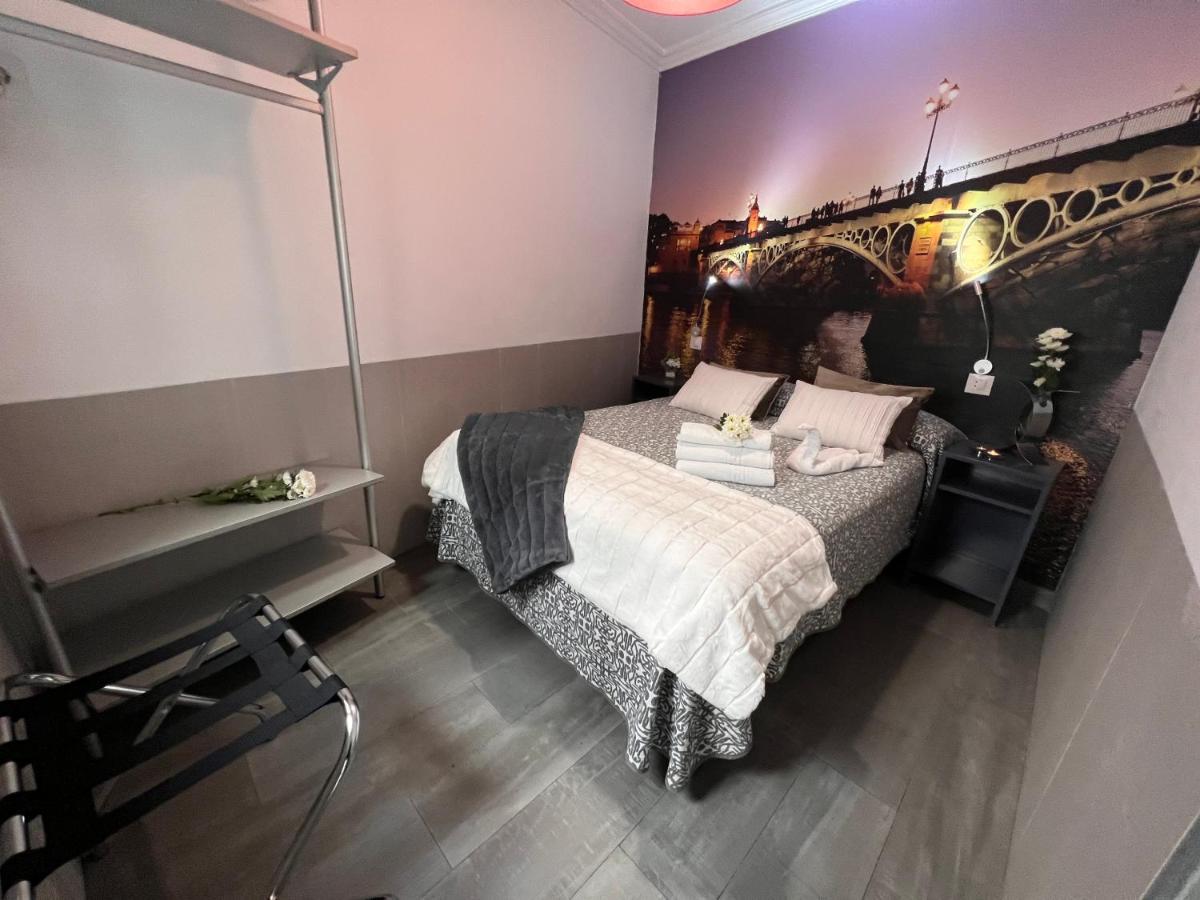 Hostal Paco'S Sevilla Exteriér fotografie A room at the hotel