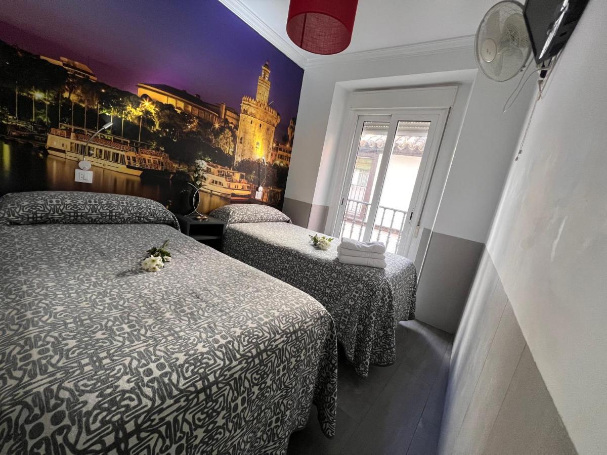 Hostal Paco'S Sevilla Exteriér fotografie A room at the hotel