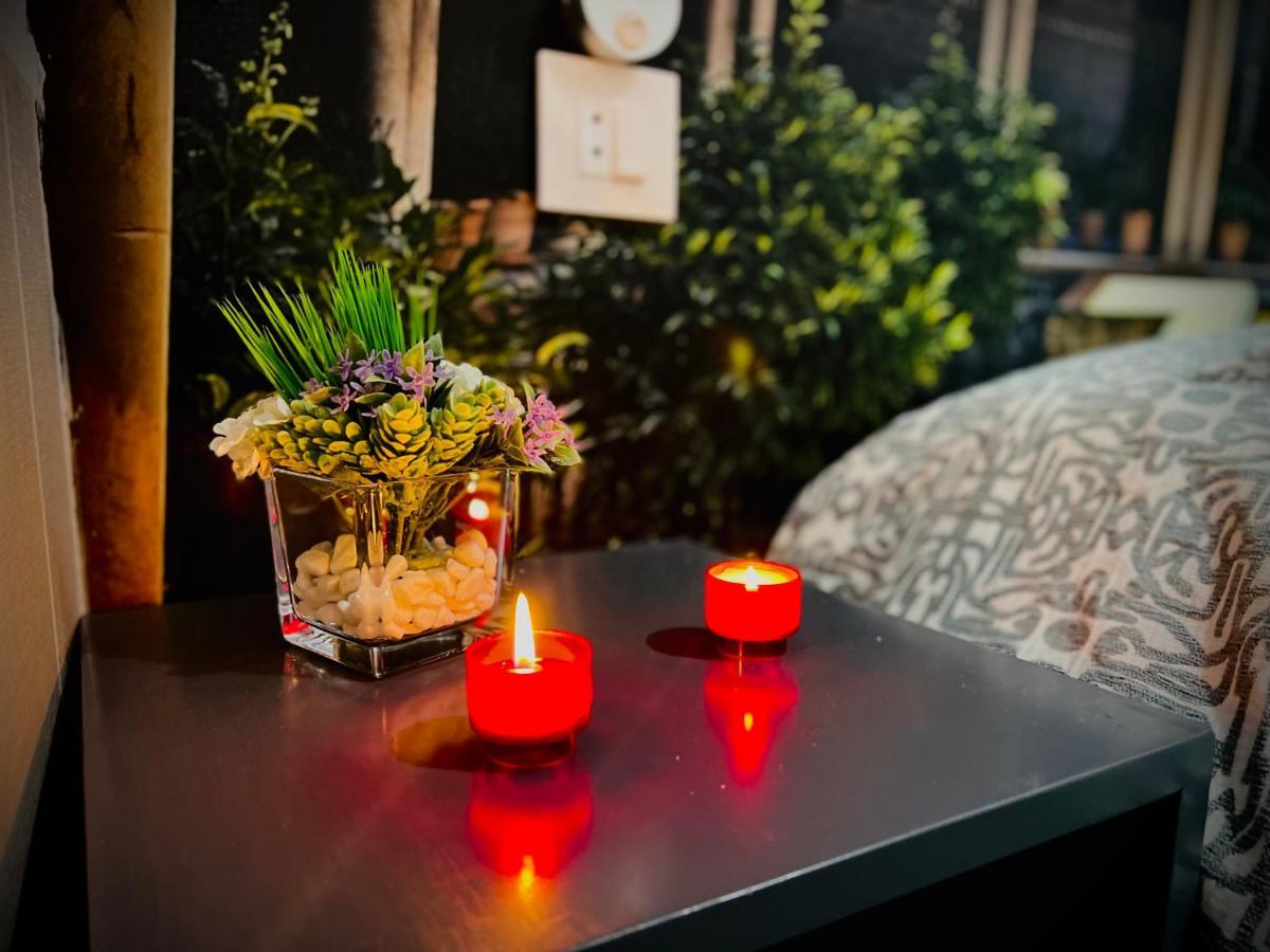 Hostal Paco'S Sevilla Exteriér fotografie A nightstand with a flower vase and two candles