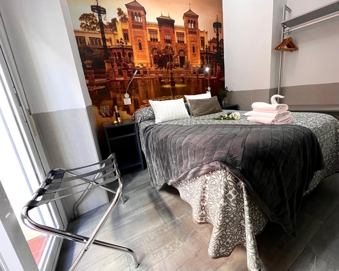 Hostal Paco'S Sevilla Exteriér fotografie A room at the hotel