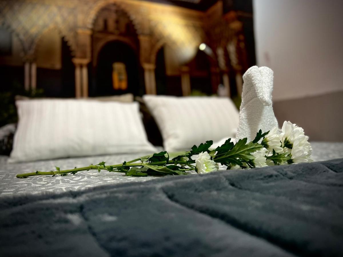 Hostal Paco'S Sevilla Exteriér fotografie A towel swan