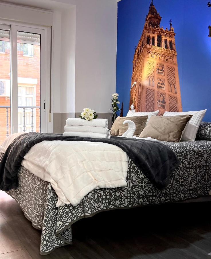 Hostal Paco'S Sevilla Exteriér fotografie A bed with a duvet