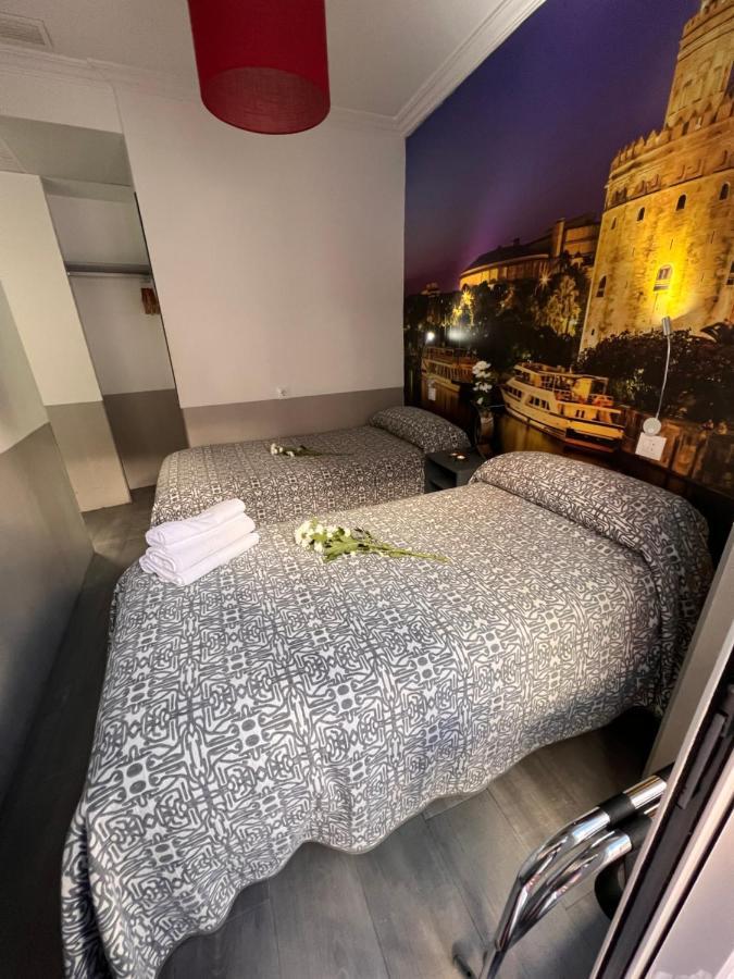Hostal Paco'S Sevilla Exteriér fotografie A room at the hotel