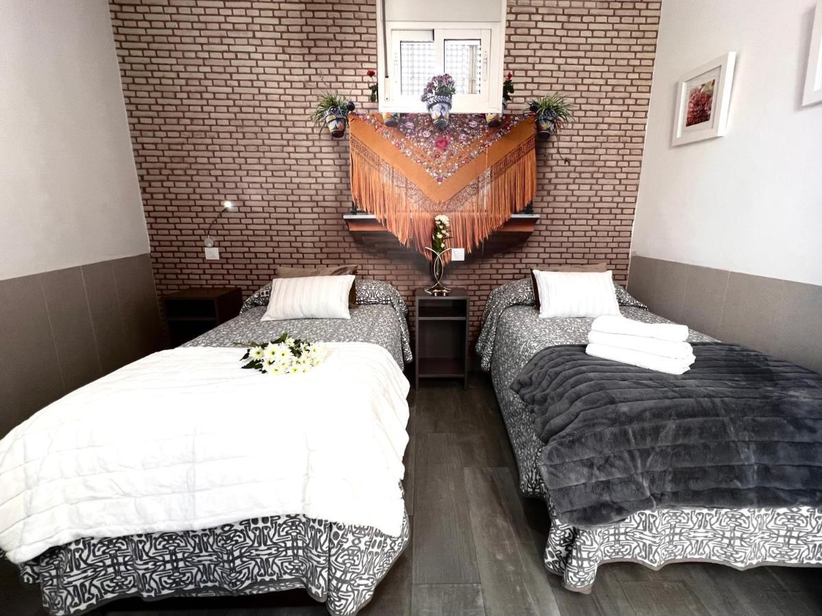 Hostal Paco'S Sevilla Exteriér fotografie A room at the hotel