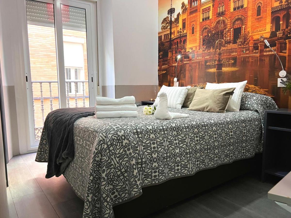 Hostal Paco'S Sevilla Exteriér fotografie A bedroom in a hotel