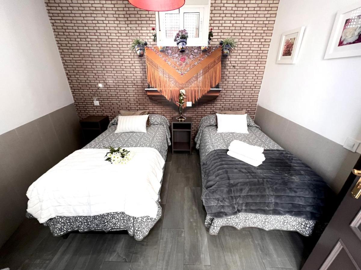 Hostal Paco'S Sevilla Exteriér fotografie A room at a love hotel in Tokyo