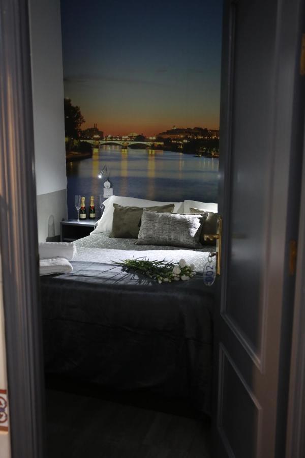 Hostal Paco'S Sevilla Exteriér fotografie A room at the hotel