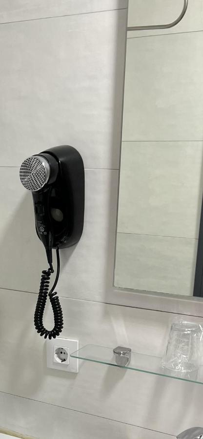 Hostal Paco'S Sevilla Exteriér fotografie A wall-mounted hair dryer