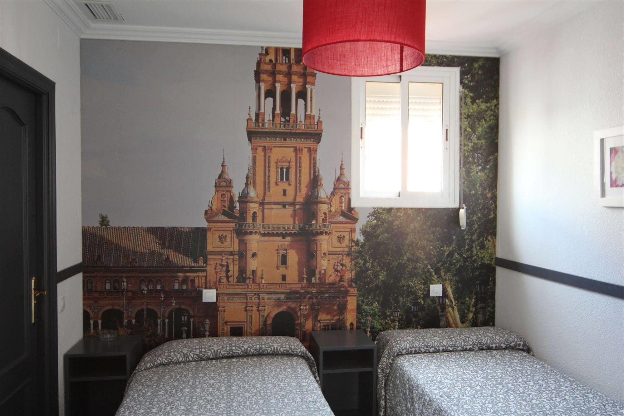 Hostal Paco'S Sevilla Exteriér fotografie A room at the hotel