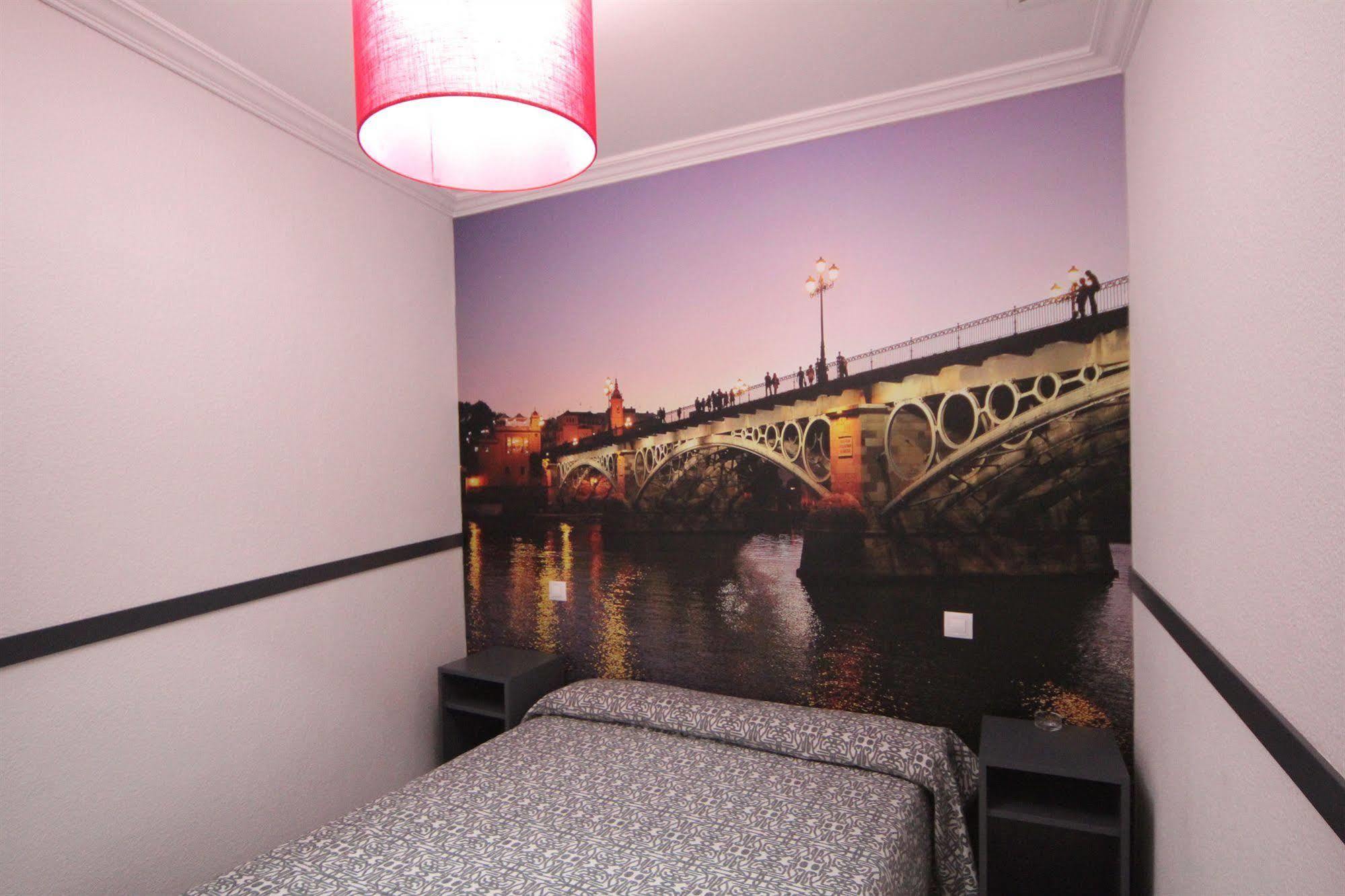 Hostal Paco'S Sevilla Exteriér fotografie A room at the hotel
