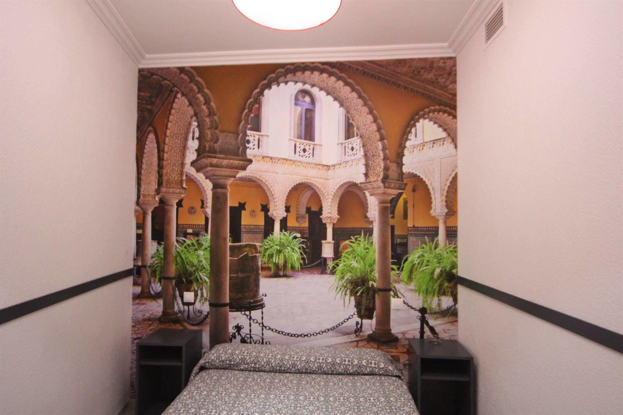 Hostal Paco'S Sevilla Exteriér fotografie The interior of the hotel