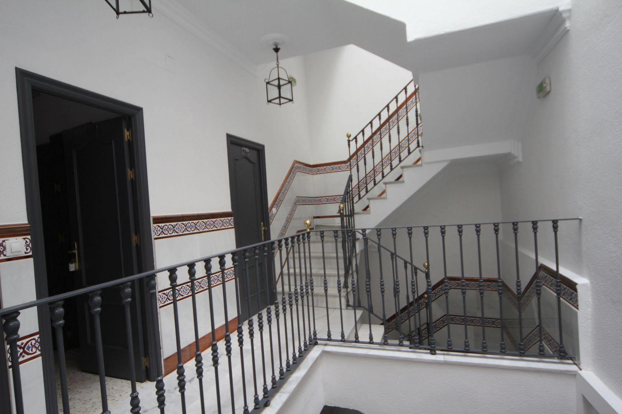 Hostal Paco'S Sevilla Exteriér fotografie Staircase