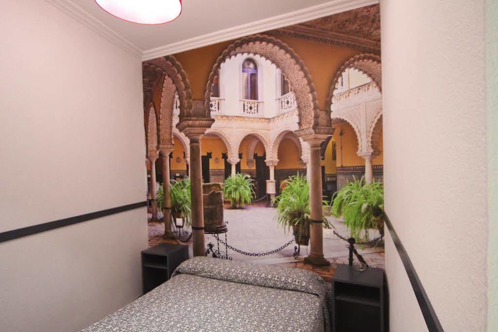 Hostal Paco'S Sevilla Exteriér fotografie Stairway to the hotel's restaurant