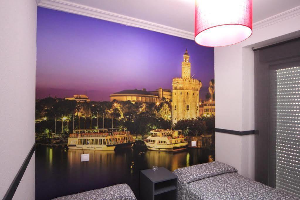 Hostal Paco'S Sevilla Exteriér fotografie A wall mural in a hotel room